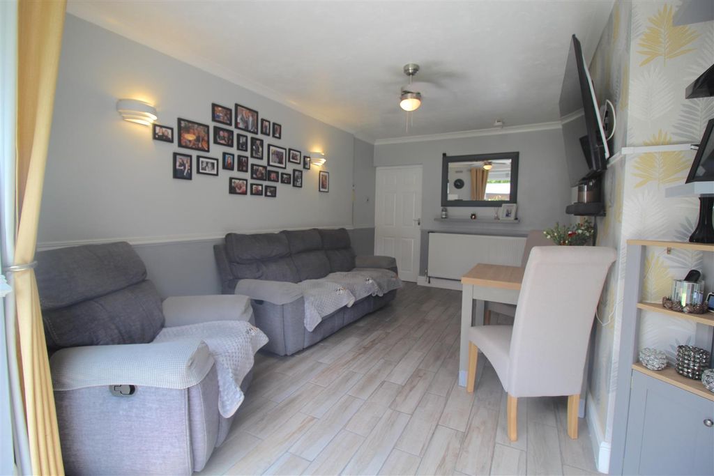 Property photo 3 of 15 Lounge