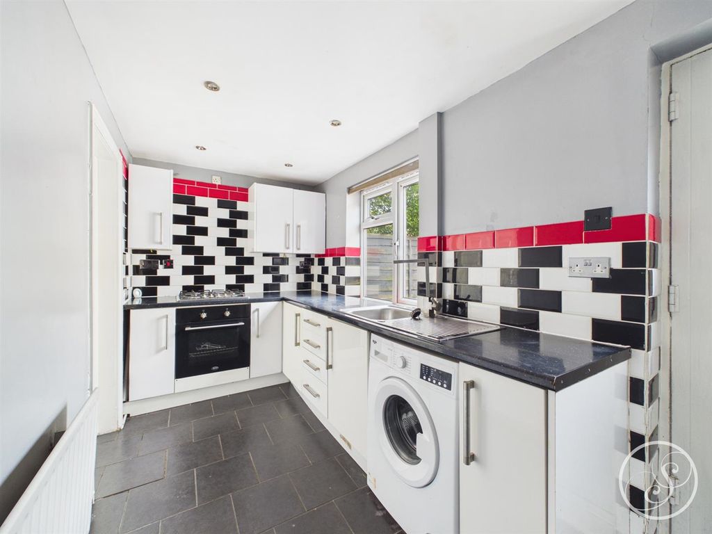 Property photo 2 of 11 Kitchen