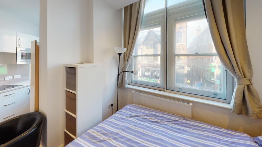 Property photo 1 of 6 Bright And Cozy Double Bedroom Featuring A Large W...