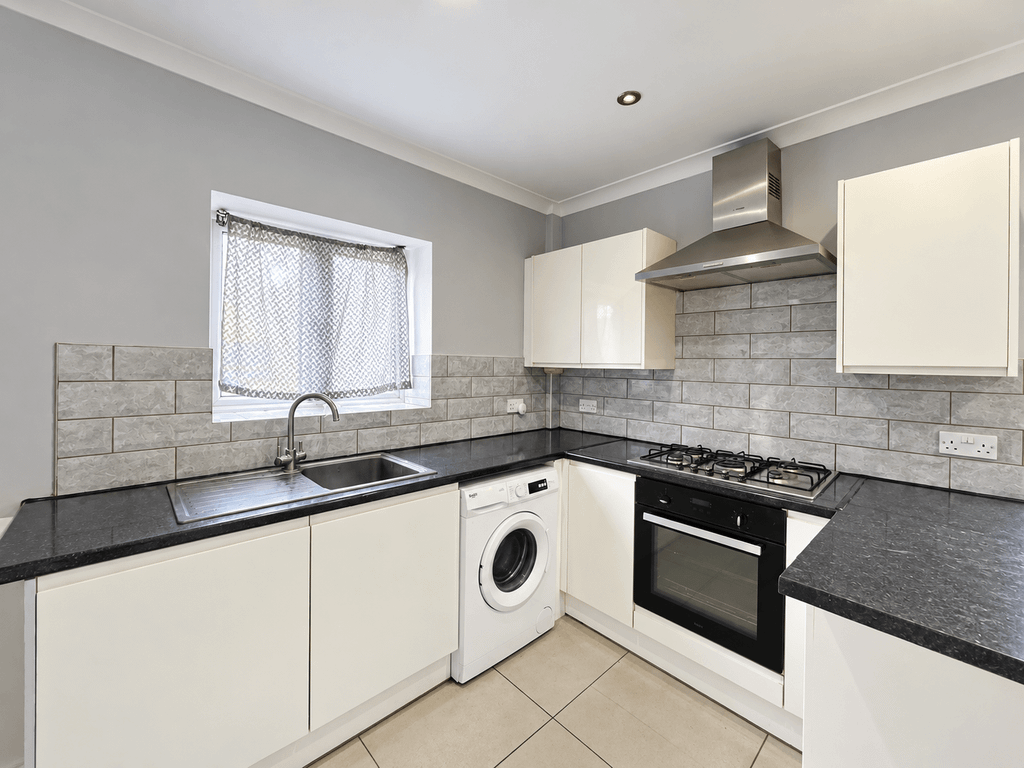 Property photo 2 of 10 Bright, Tidy White Kitchen-10