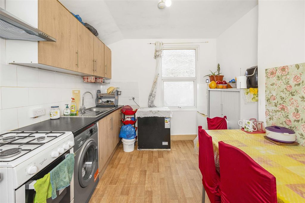 Property photo 1 of 12 Flat 2 837A Romford Road -003.Jpg