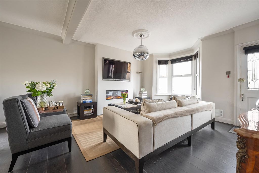 Property photo 2 of 25 Winchester Road, E4