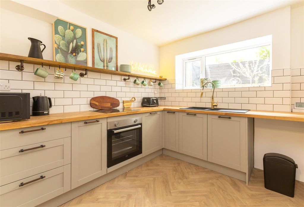 Property photo 2 of 20 Kitchen