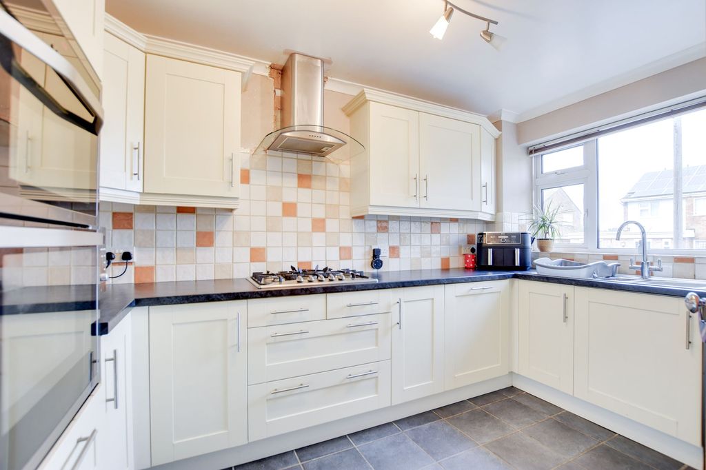 Property photo 3 of 24