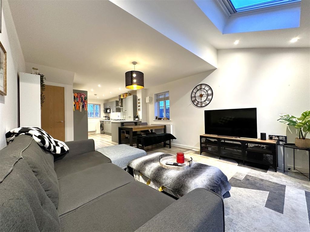 Property photo 2 of 20 Large Open-Plan Living Space 234