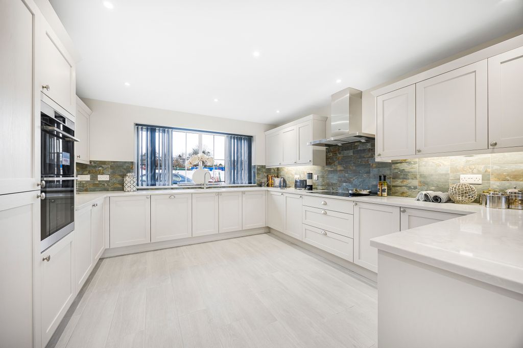 Property photo 3 of 17 Kitchen Example 004