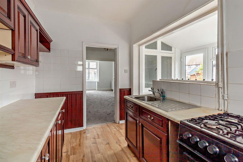 Property photo 3 of 13 8672972-Interior08-800.Jpg