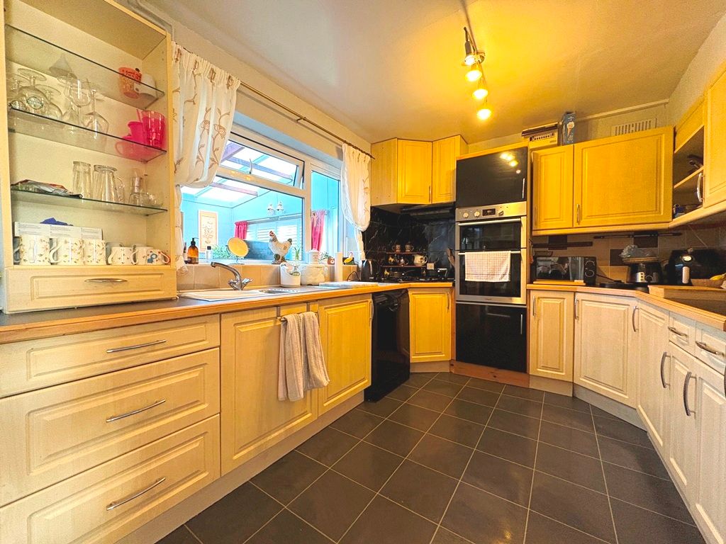 Property photo 2 of 10 Kitchen