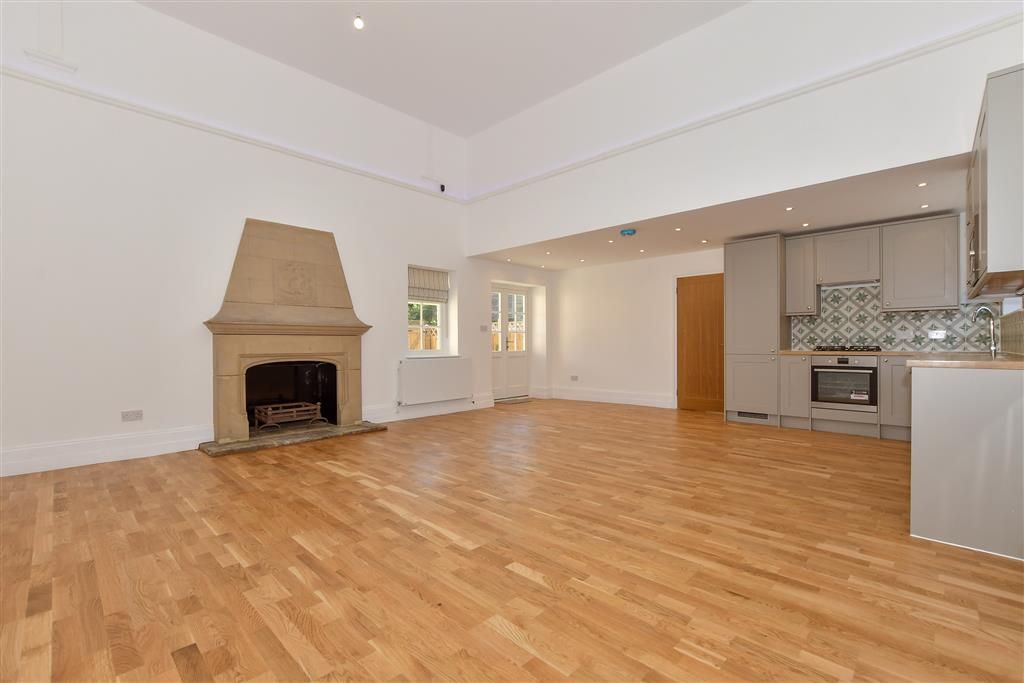 Property photo 3 of 10 Lounge/Kitchen