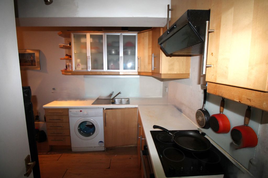 Property photo 3 of 8 Kitchen