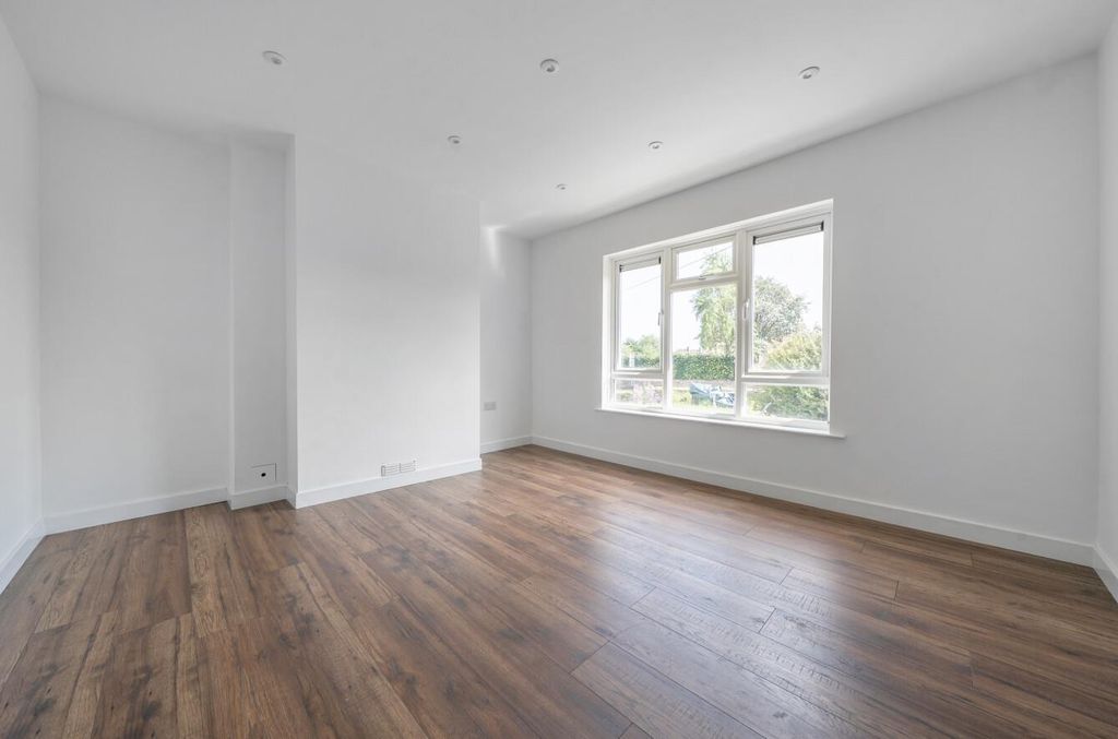 Property photo 3 of 20 1481002-11-6A395ce6E4Efd.Jpg