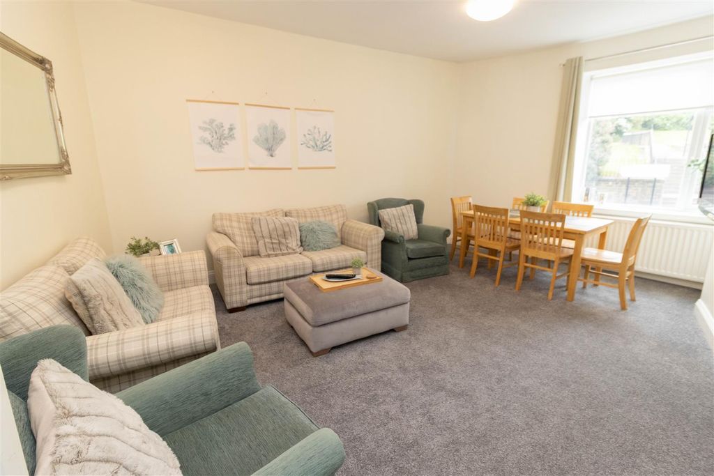 Property photo 2 of 13 Lounge