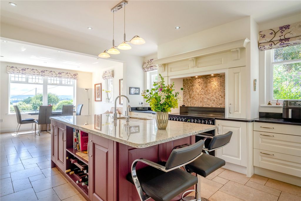 Property photo 3 of 28 Breakfast Kitchen