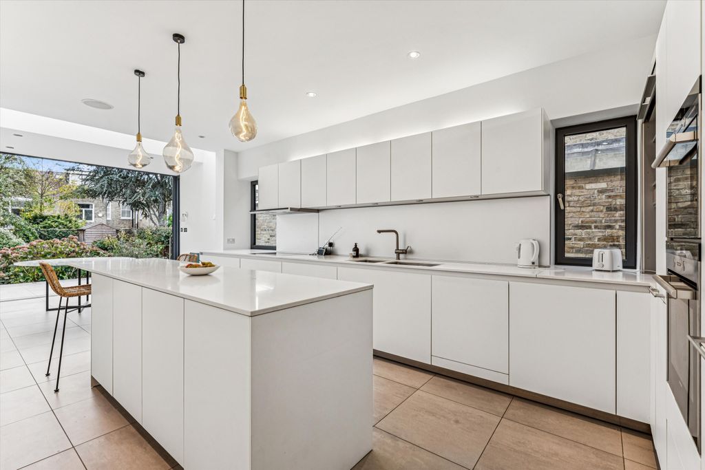 Property photo 3 of 28 Image