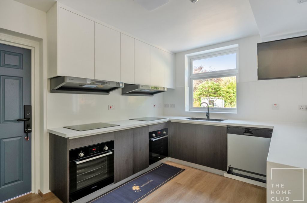 Property photo 3 of 12 50996158-5162-4B6F-A8F8-1373Fbf9Aad9