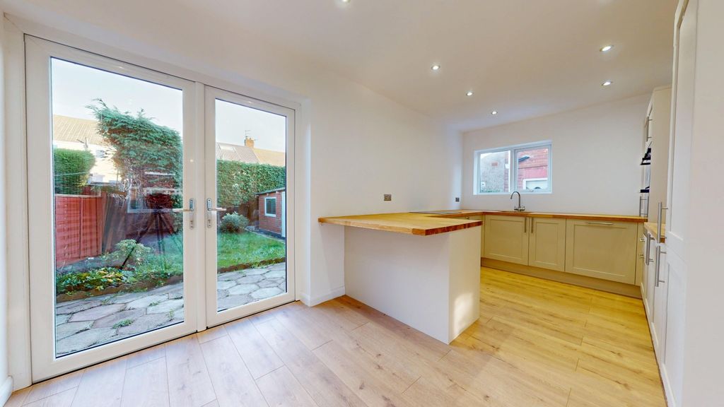 Property photo 1 of 18 4353400