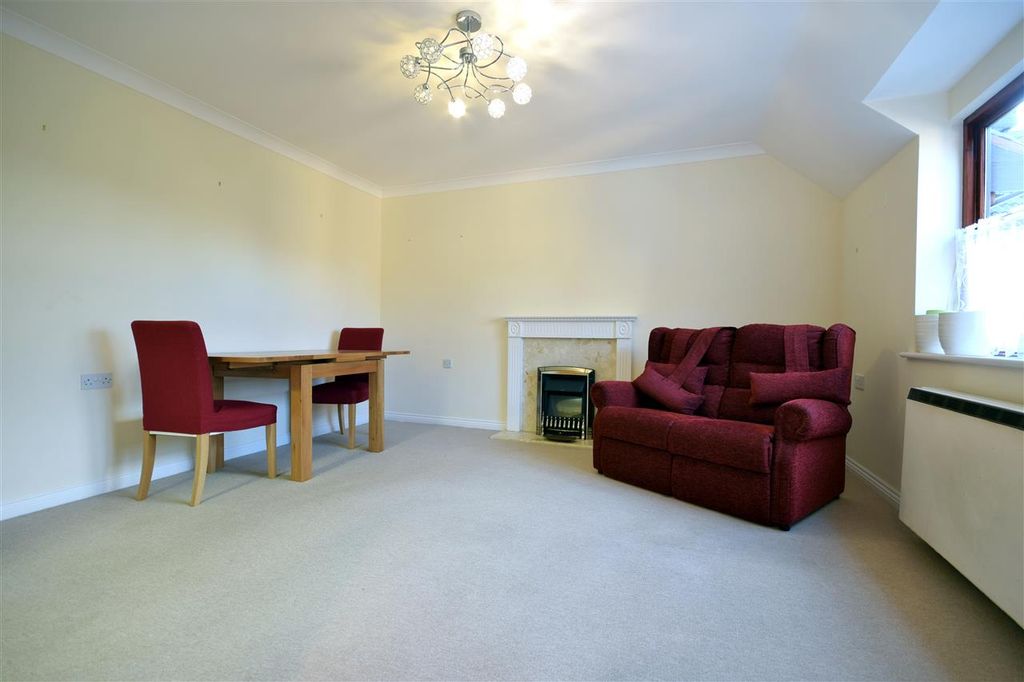 Property photo 2 of 10 Lounge / Dining Room