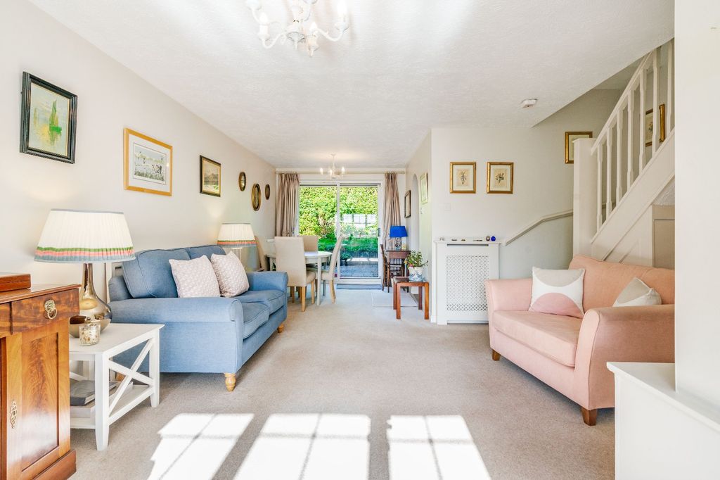 Property photo 3 of 13 Lounge