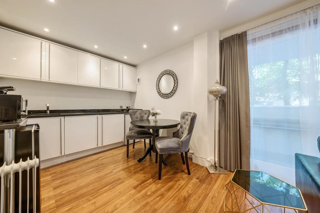 Property photo 2 of 10 Kitchen