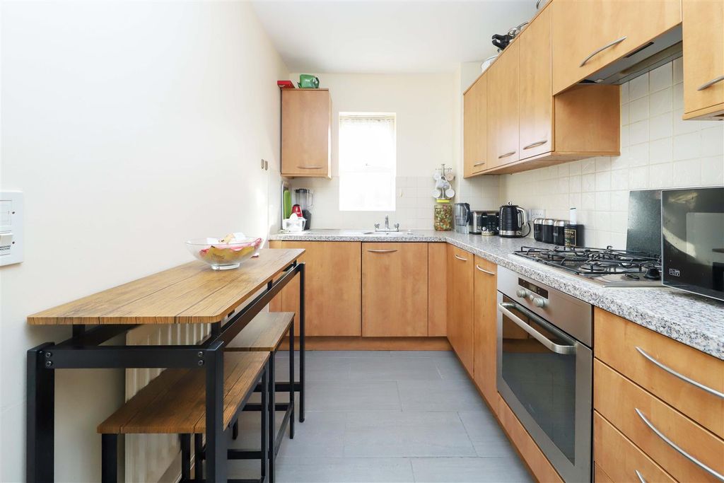 Property photo 3 of 9 Kitchen