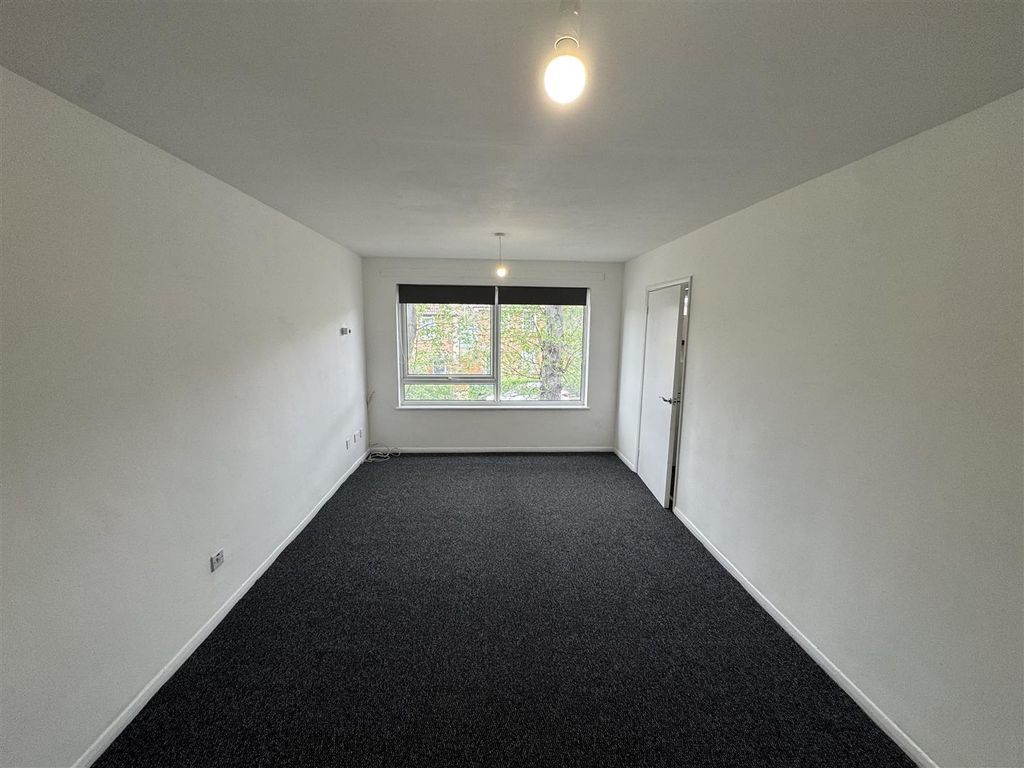 Property photo 2 of 16 Lounge