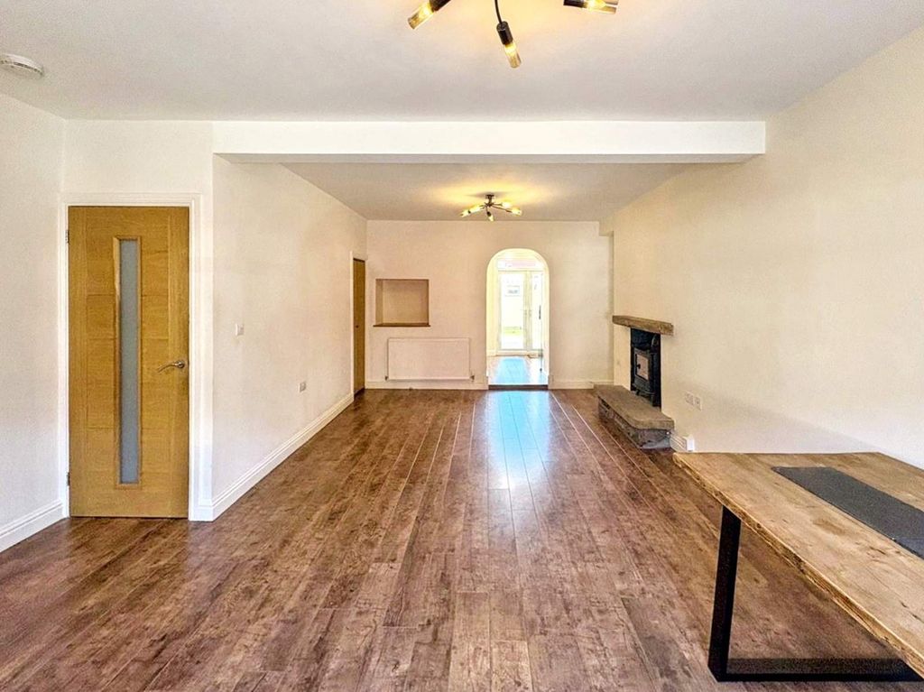 Property photo 3 of 13 Lounge