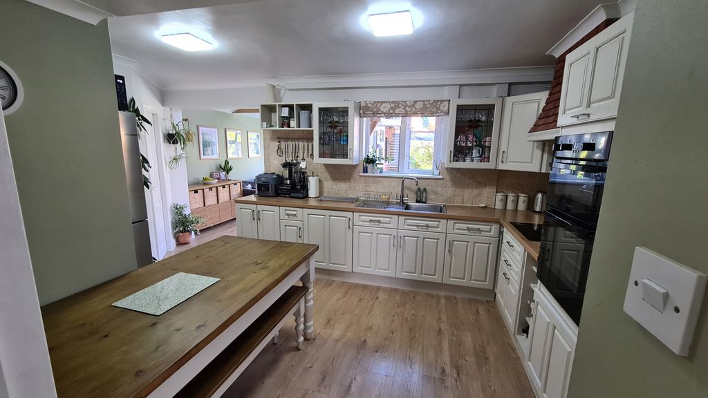 Property photo 2 of 23 Kitchen