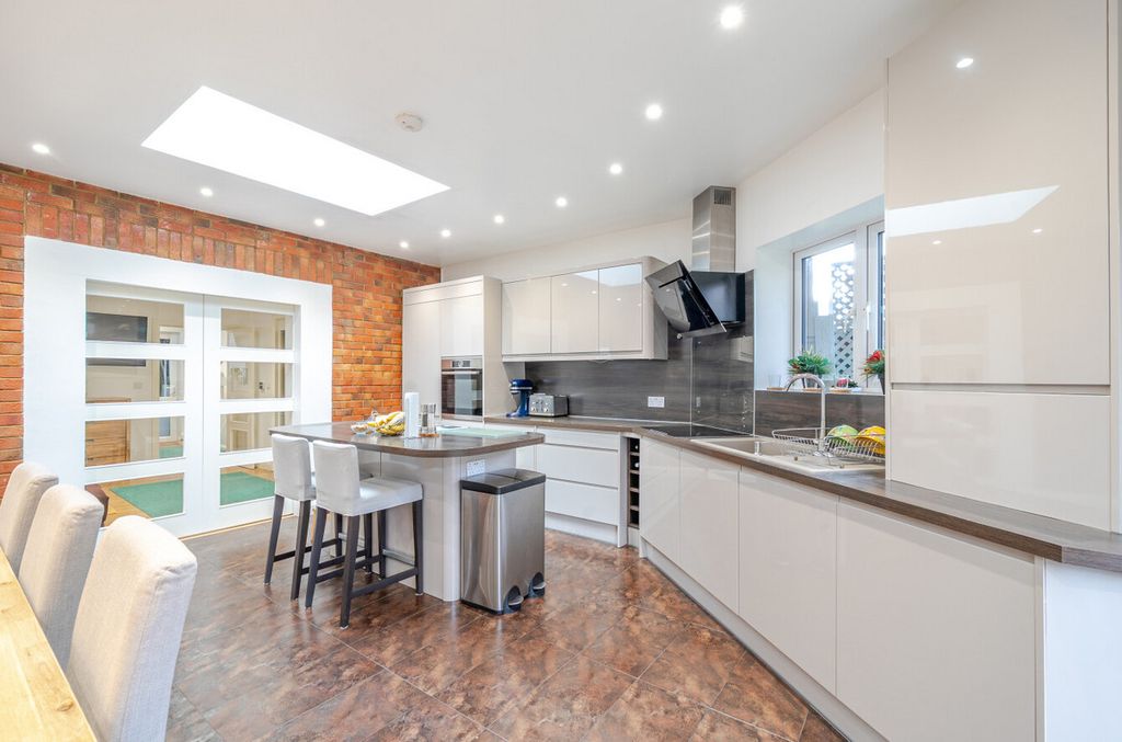 Property photo 3 of 26