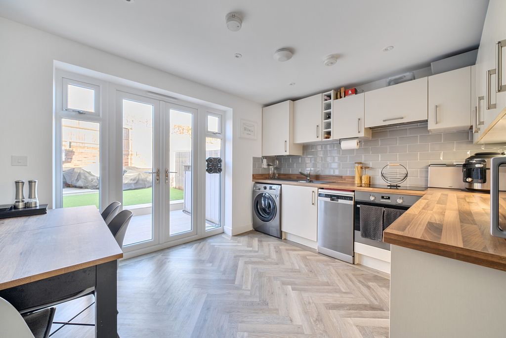 Property photo 2 of 19 1384989-16-69270d...