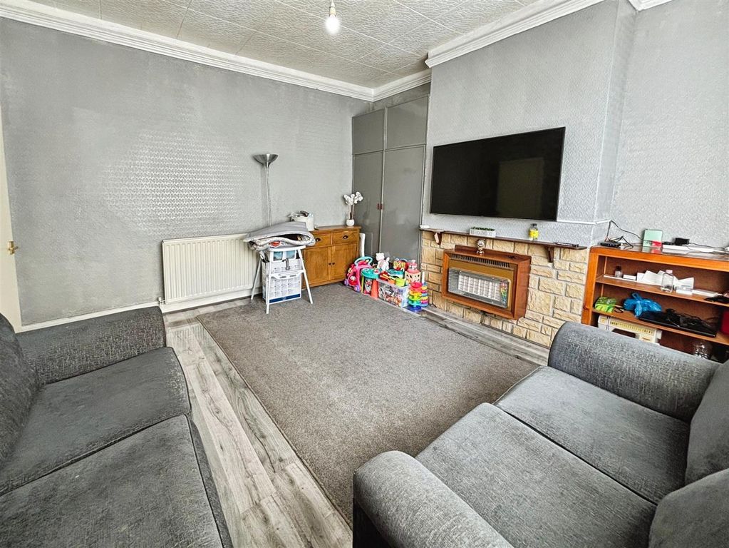 Property photo 3 of 15 Lounge