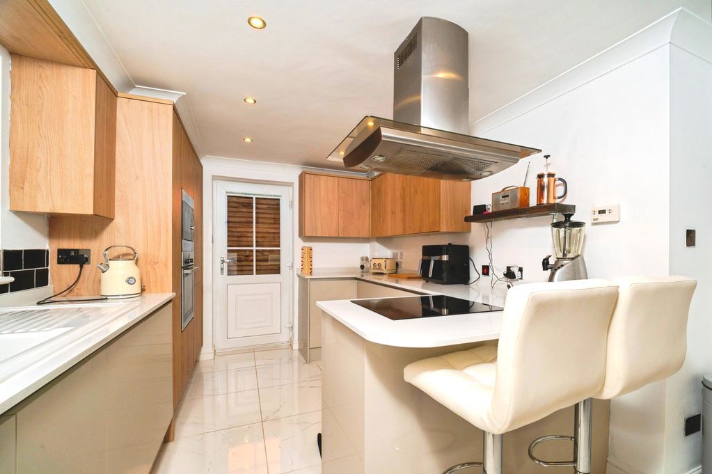 Property photo 3 of 28 Kitchen