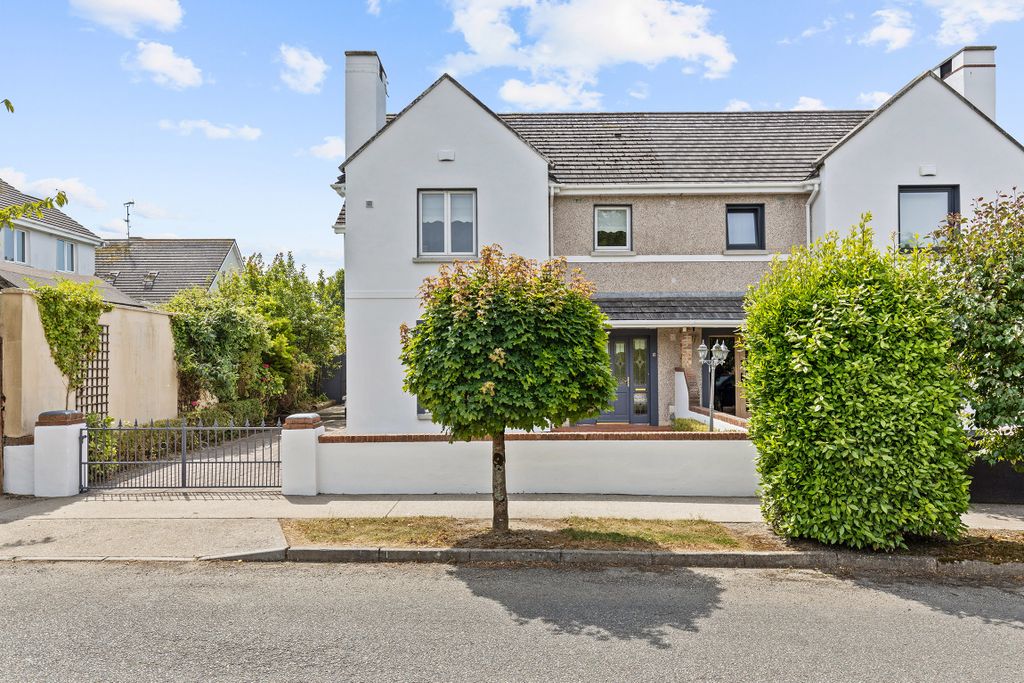 Property photo 2 of 32