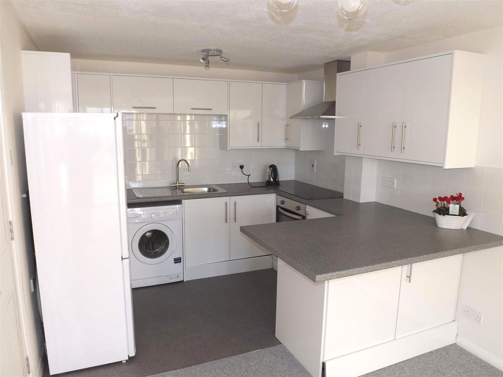 Property photo 3 of 6 Kit