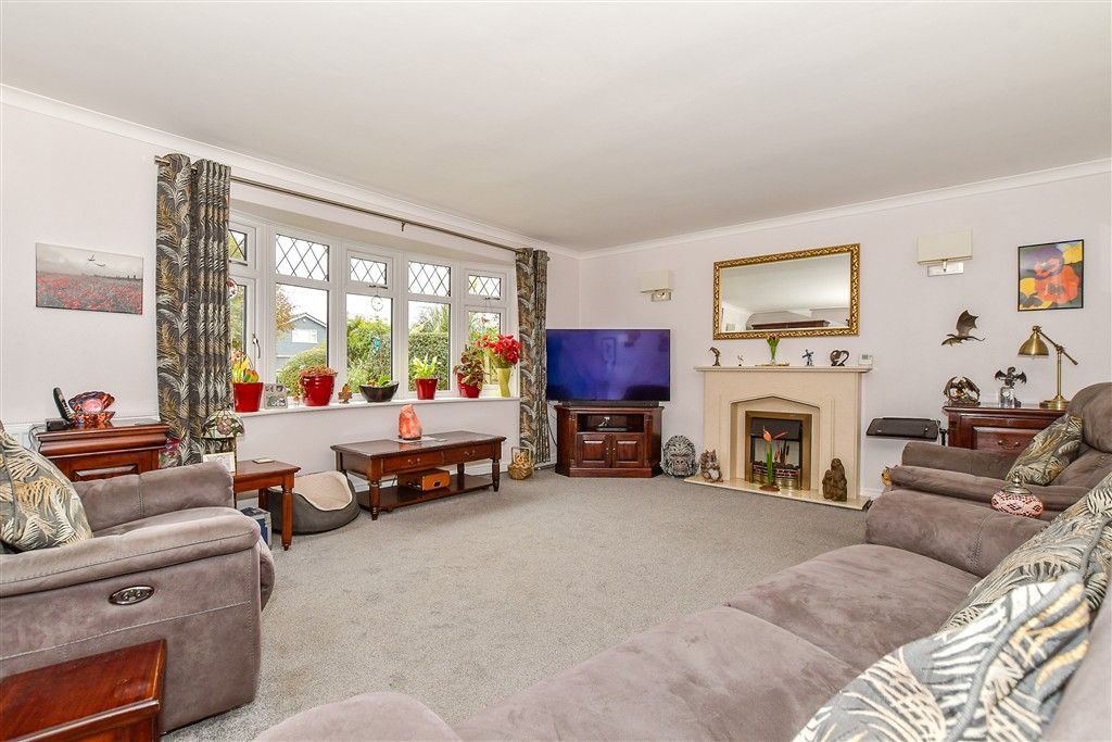 Property photo 1 of 12 Lounge