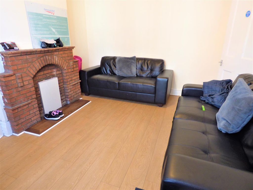 Property photo 2 of 12 Lounge