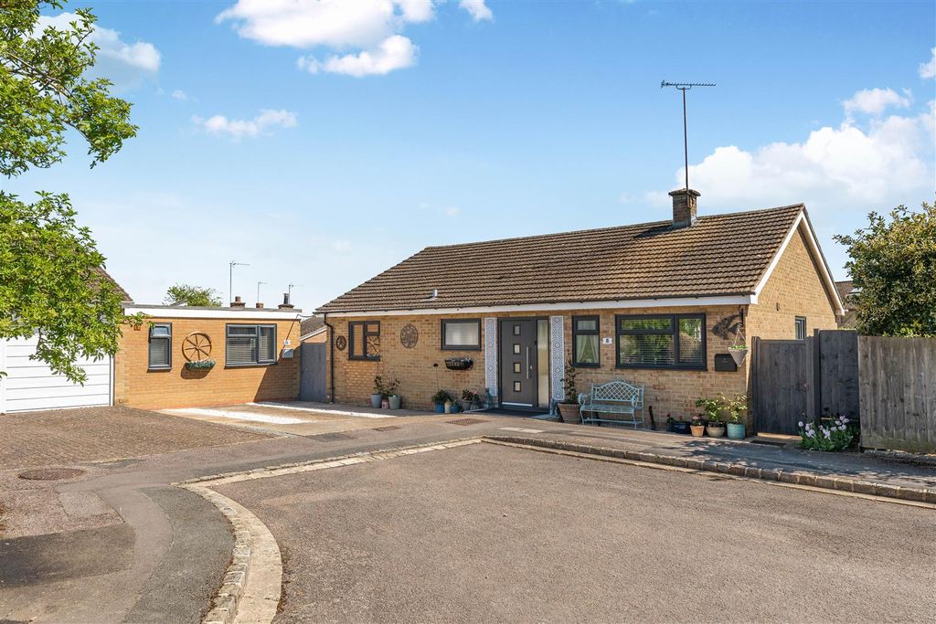 Property photo 1 of 22 8 Buzzards Close, Little Bourton-1.Jpg