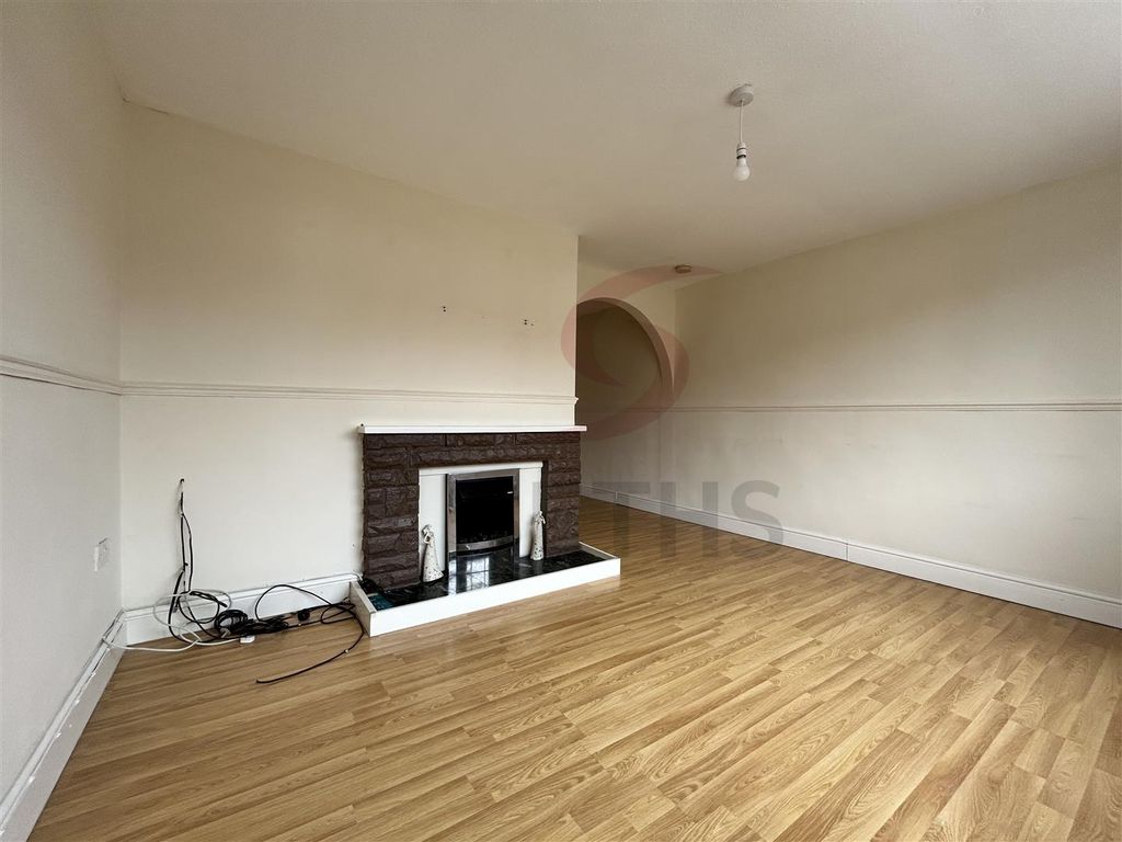 Property photo 2 of 18 Lounge