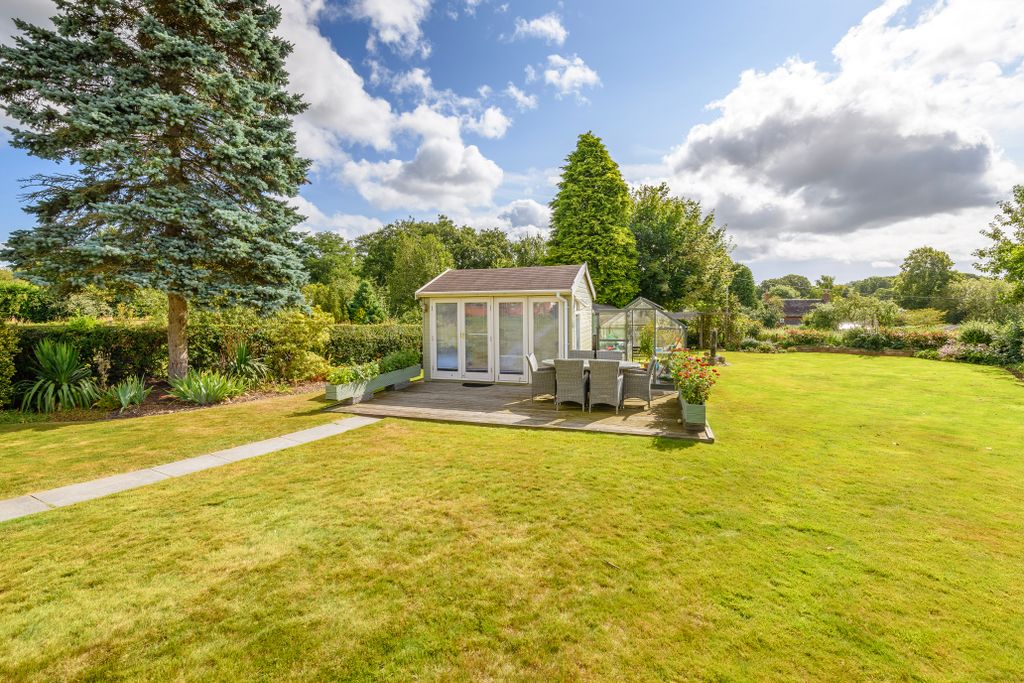 Property photo 3 of 23 Garden