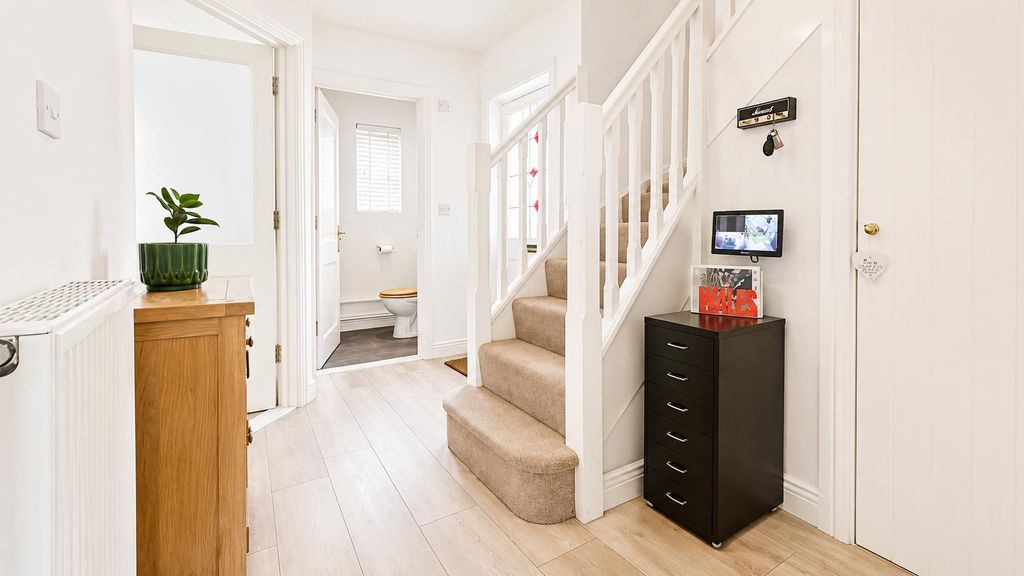 Property photo 3 of 23 Entrance Hall
