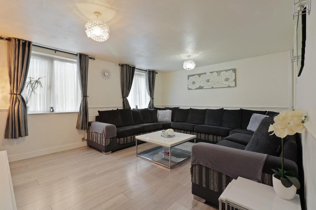 Property photo 3 of 20 Lounge