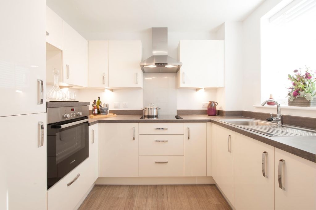 Property photo 3 of 11 Show Apartment Kitchen