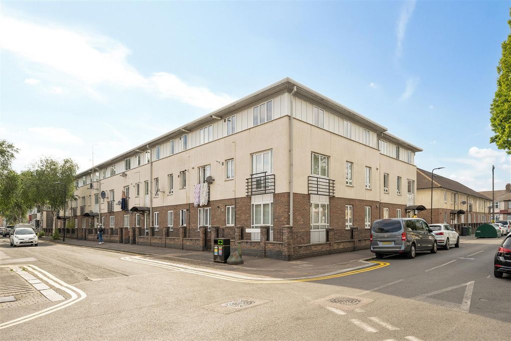 Property photo 1 of 18 Wellington Road, E10
