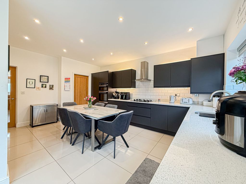 Property photo 2 of 25