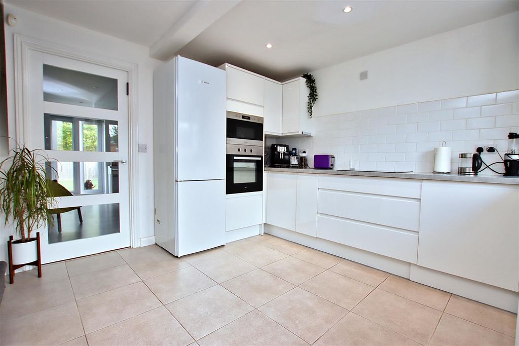 Property photo 3 of 11 Kitchen