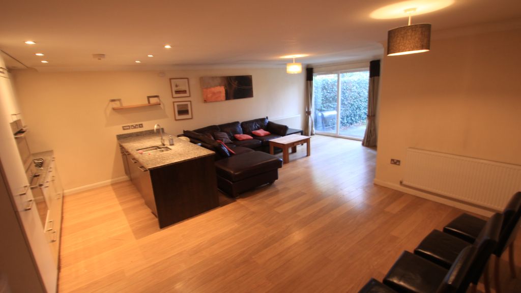 Property photo 3 of 13 Lounge