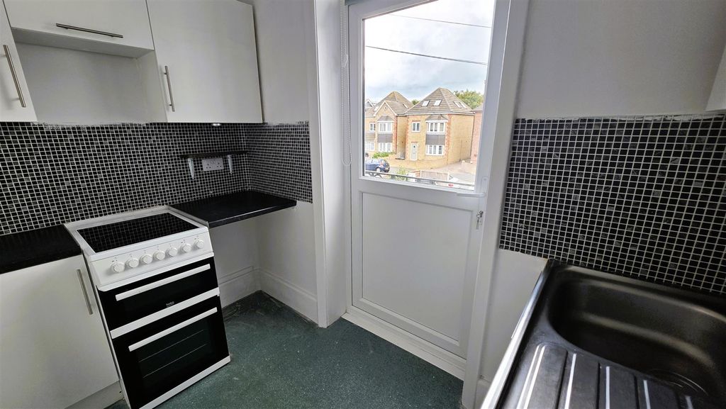Property photo 3 of 11 Kitchen