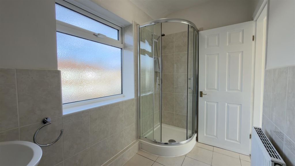 Property photo 2 of 16 Bathroom 02.Jpg