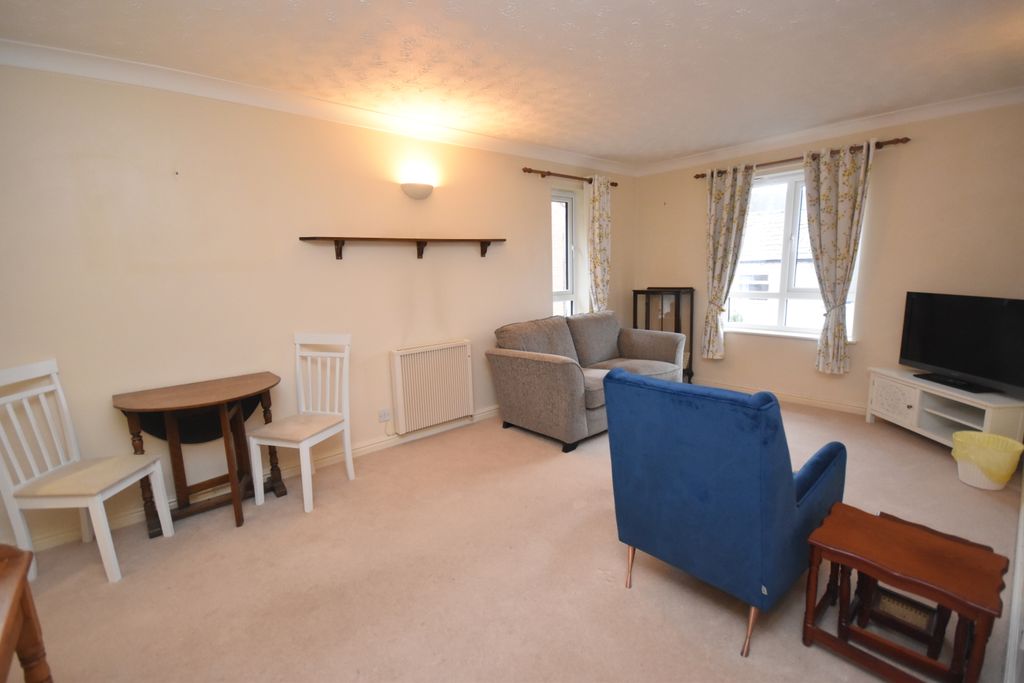 Property photo 3 of 9 Lounge/Dining