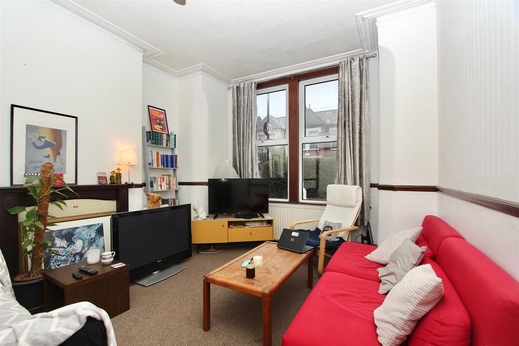 Property photo 3 of 16 Mannock Road, N22
