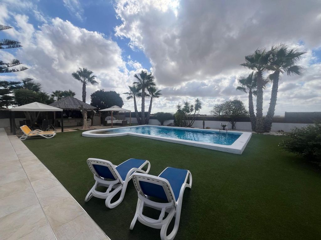 Property photo 2 of 38